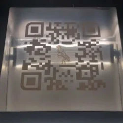 tablichka-s-qr-kodom-gravirovannaya-720x540